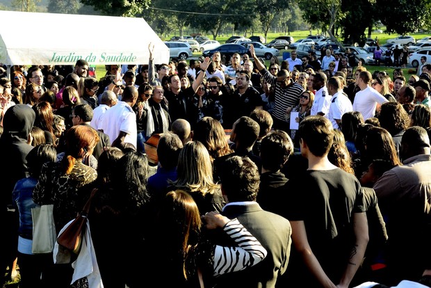 Enterro de Matheus Oliveira emocionou a todos os presentes (Foto: Roberto Teixeira / ego)
